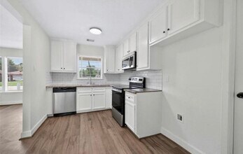 7023 Crestmont St in Houston, TX - Building Photo - Building Photo