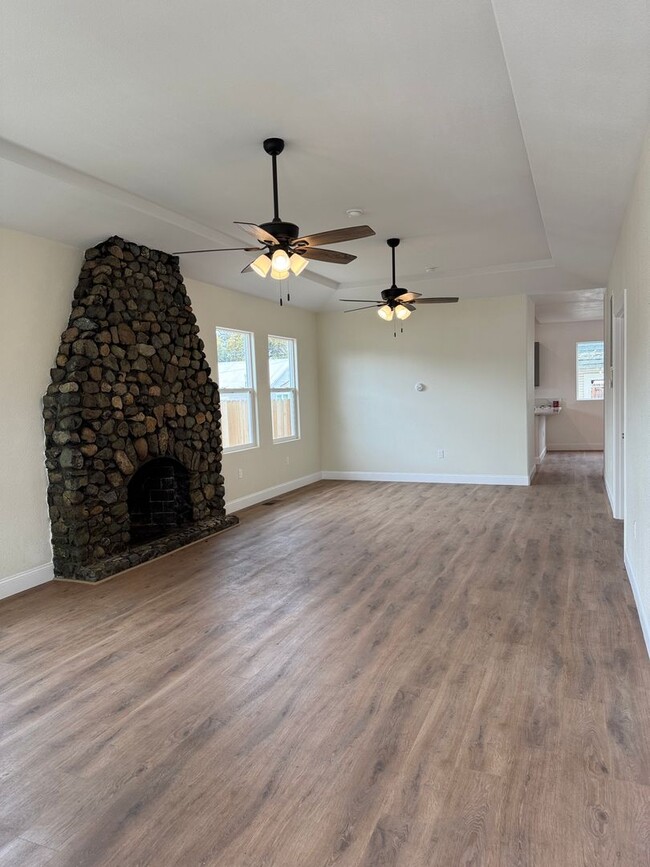 156 5th St in Gustine, CA - Building Photo - Building Photo