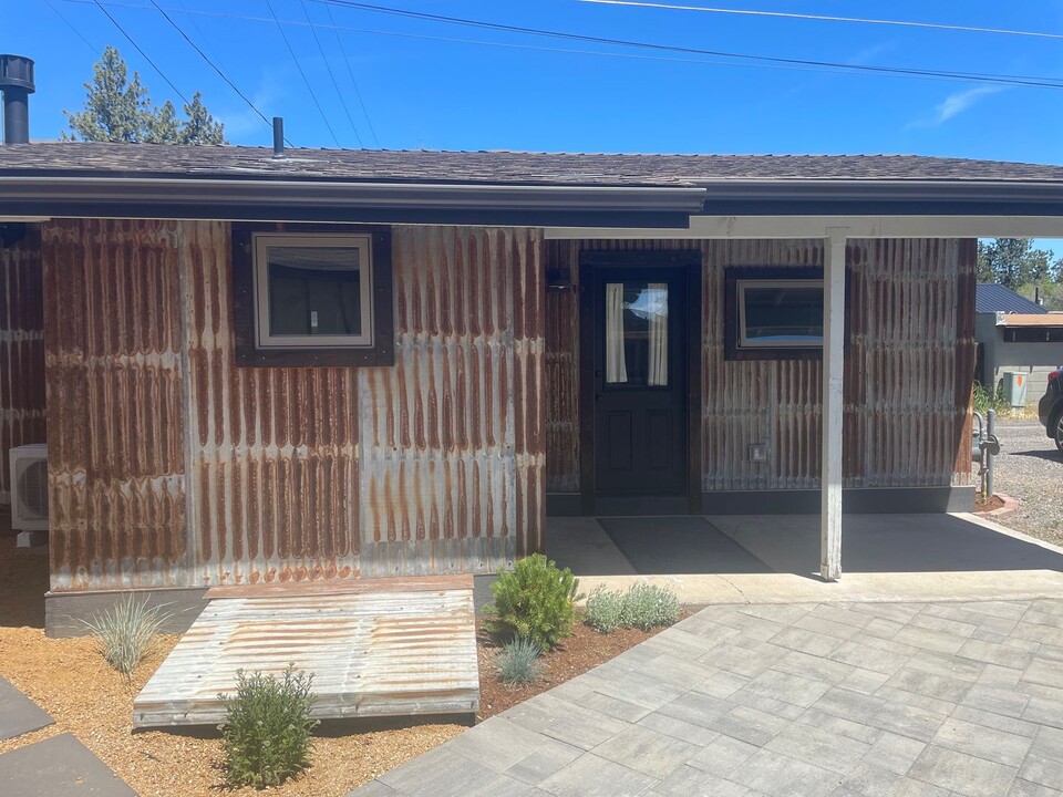 1390 NW Cumberland Ave in Bend, OR - Building Photo
