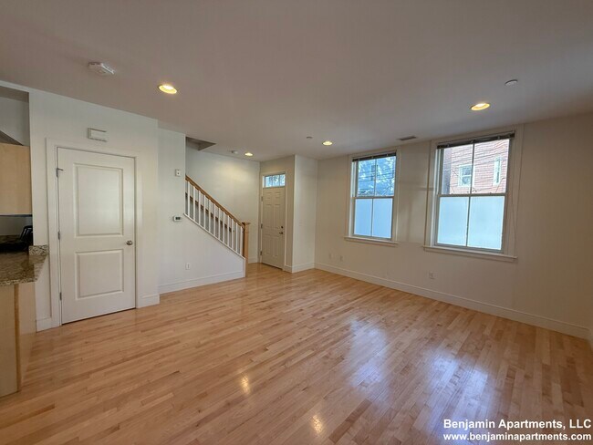 108 2nd St, Unit 104 in Cambridge, MA - Foto de edificio - Building Photo