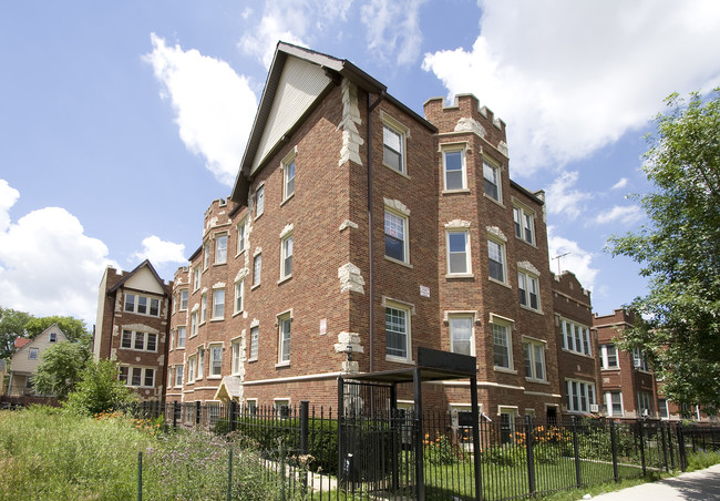 2438 N Hamlin Ave in Chicago, IL - Building Photo - Building Photo