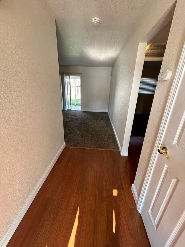 410 W Harter Ave in Visalia, CA - Building Photo - Building Photo