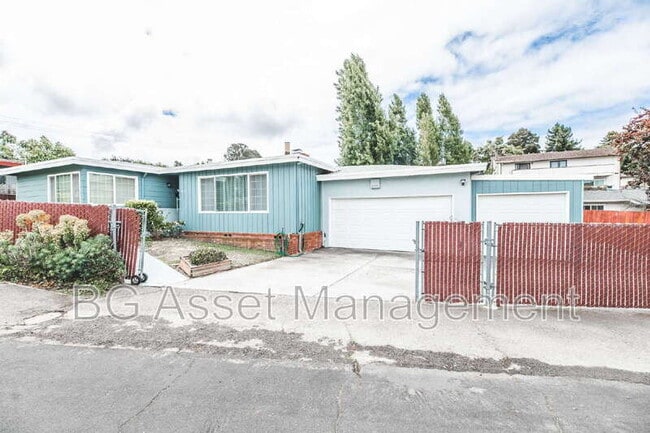 property at 1011 Manor Rd