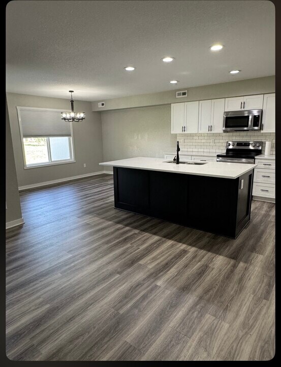 5711 NW 54th Ct in Johnston, IA - Foto de edificio