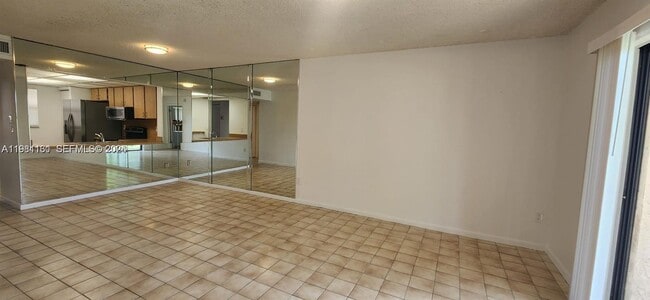 880 NE 207th Terrace in Miami, FL - Foto de edificio - Building Photo
