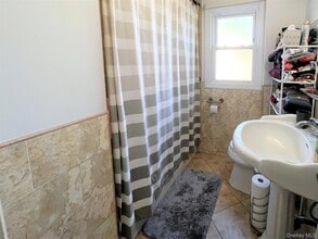 141 Nassau Ln, Unit Main in Island Park, NY - Building Photo - Building Photo