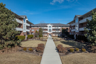 Courtyards Of Westmont in Westmont, IL - Foto de edificio - Primary Photo