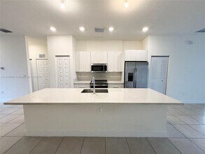 7831 NW 104th Ave in Doral, FL - Building Photo - Building Photo