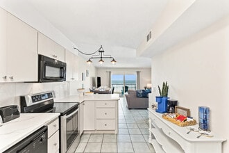 8743 Thomas Dr in Panama City Beach, FL - Building Photo - Building Photo