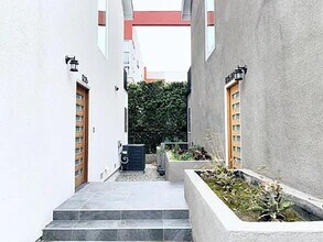 1235 W 37th Pl in Los Angeles, CA - Building Photo - Building Photo