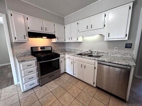 557 Waterbury Dr in Fayetteville, NC - Building Photo - Building Photo