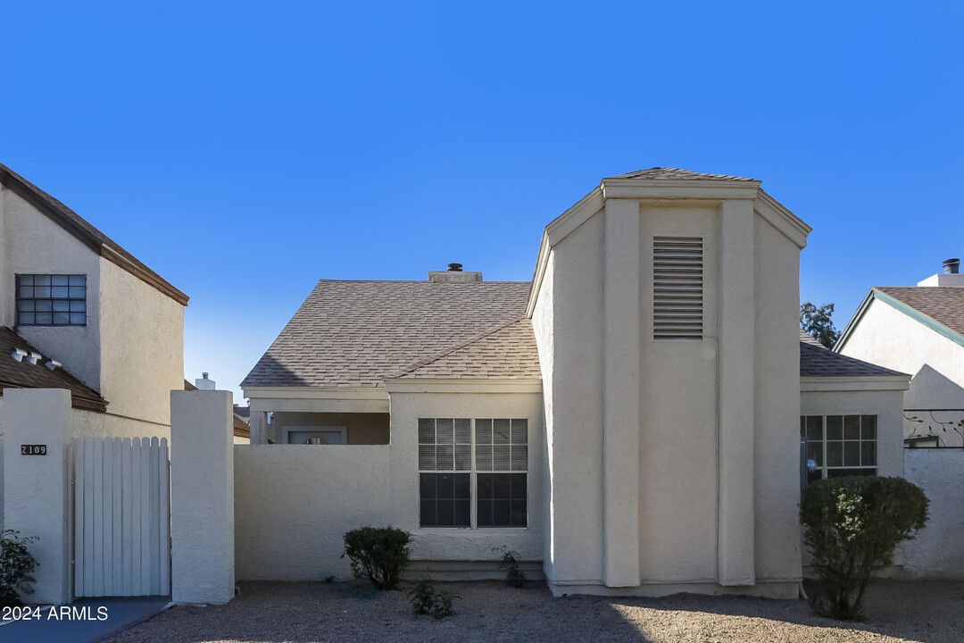 2109 W Rose Garden Ln in Phoenix, AZ - Building Photo