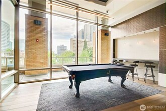 10650 NE 9th Pl, Unit 925 in Bellevue, WA - Foto de edificio - Building Photo