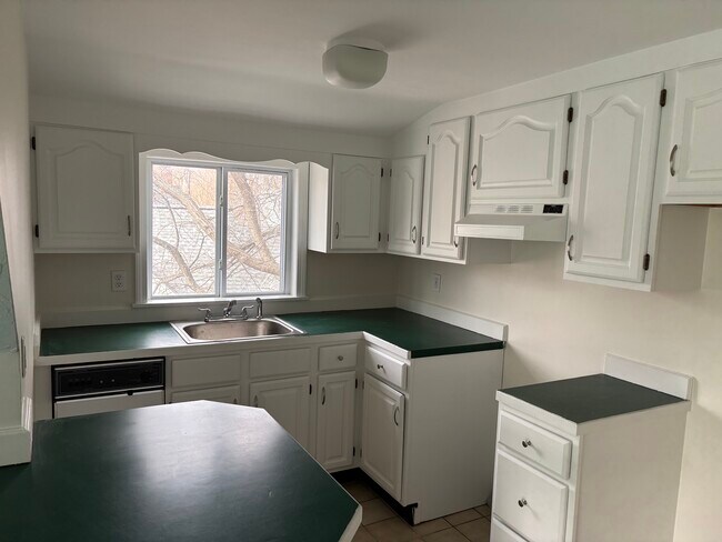 133 Vernon St, Unit Third Floor Apartment in Norwood, MA - Building Photo - Building Photo