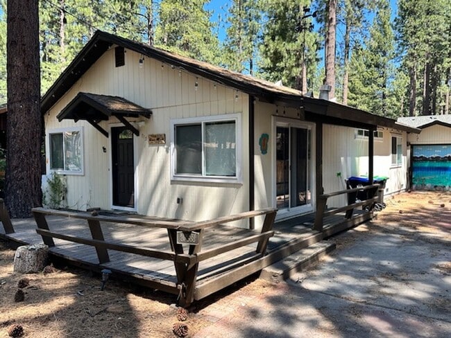 815 Capistrano Ave in South Lake Tahoe, CA - Foto de edificio - Building Photo
