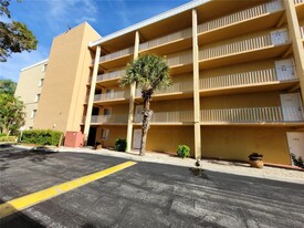 2366 E Mall Dr in Ft. Myers, FL - Building Photo