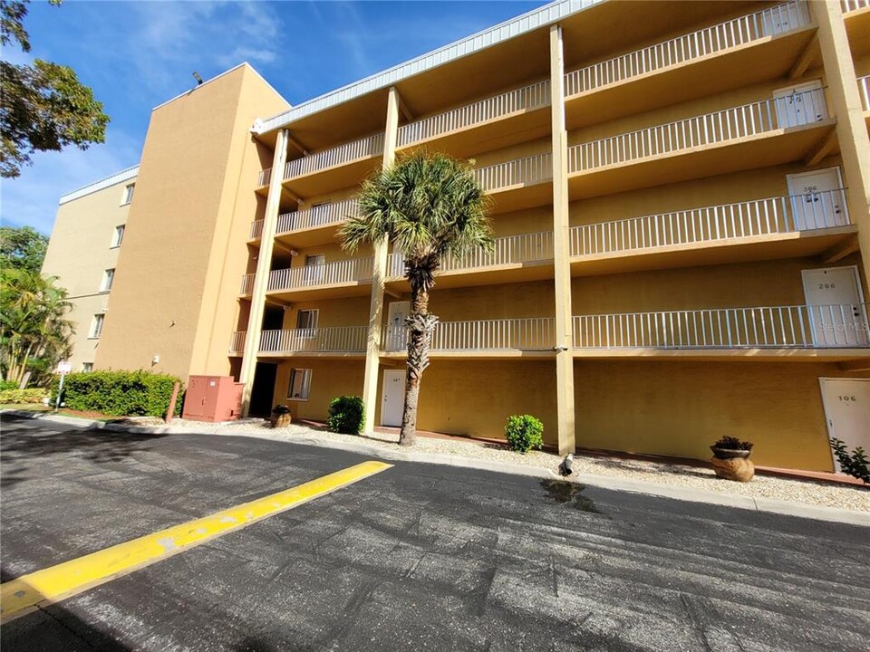 2366 E Mall Dr in Ft. Myers, FL - Building Photo