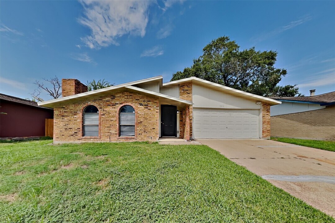 5211 Girnigoe Dr in Houston, TX - Building Photo