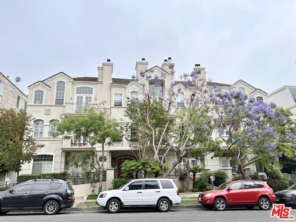 11680 Montana Ave in Los Angeles, CA - Building Photo