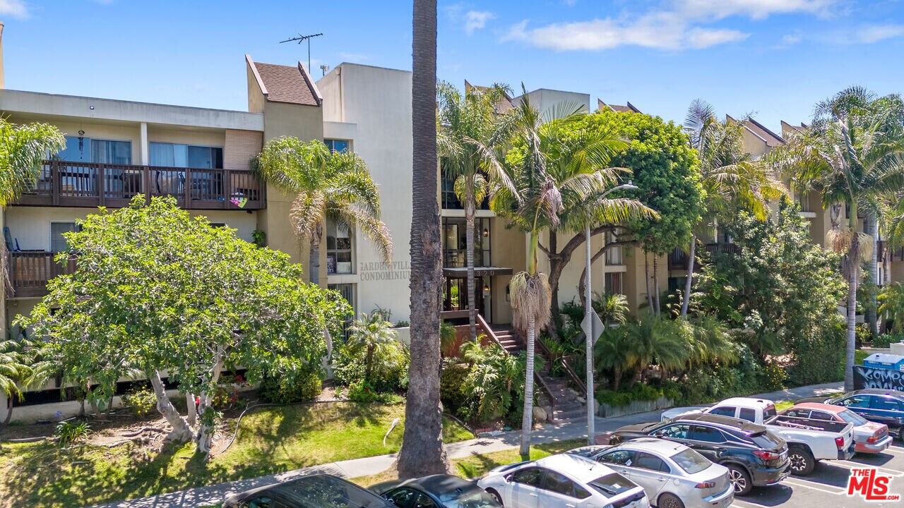 320 S Ardmore Ave in Los Angeles, CA - Building Photo