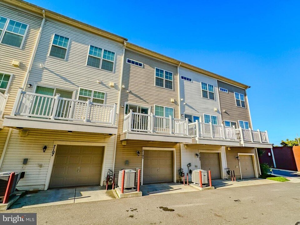 7105 Rowlock Aly in Calverton, MD - Foto de edificio