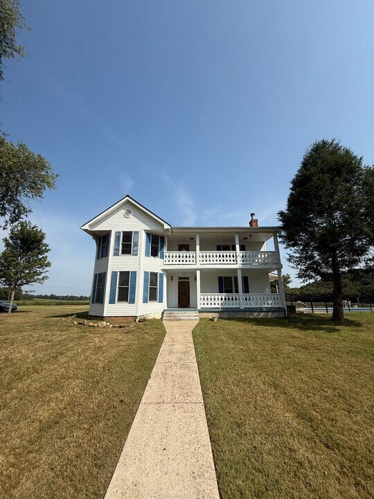 2000 Edgewood Rd in Dickson, TN - Building Photo