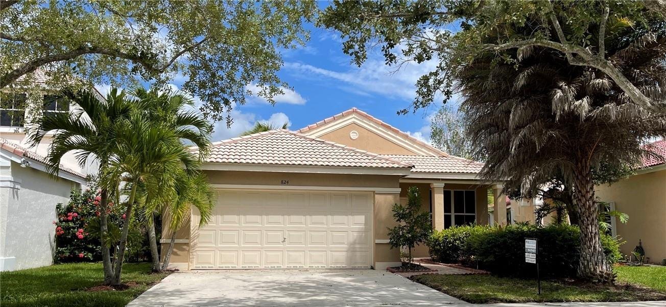 824 Savannah Falls Dr in Weston, FL - Building Photo