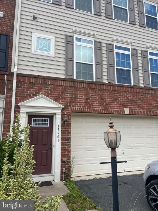 45901 Peach Oak Terrace in Sterling, VA - Building Photo