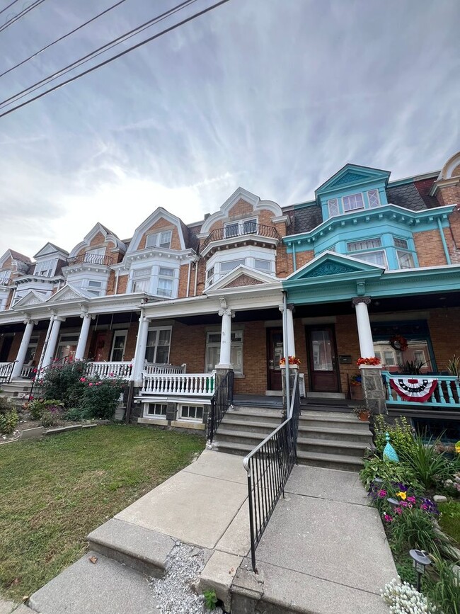 property at 1620-1/2 W Chew St