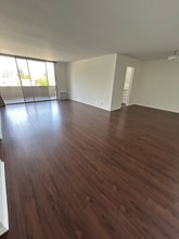 12221 San Vicente Blvd, Unit Apt 117 in Los Angeles, CA - Foto de edificio - Building Photo