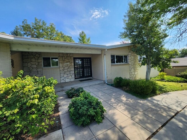 2212 Melodie Ann Way in Holladay, UT - Building Photo - Building Photo