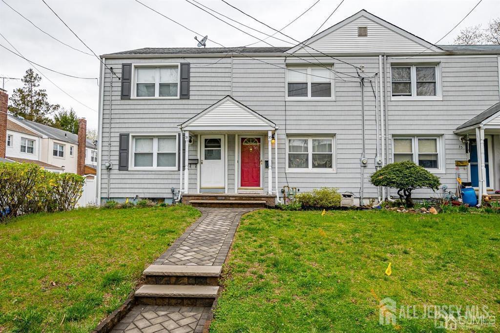 33 Victory Ct in Metuchen, NJ - Building Photo