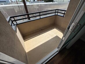 1138 S Corning St, Unit 7 in Los Angeles, CA - Building Photo - Building Photo