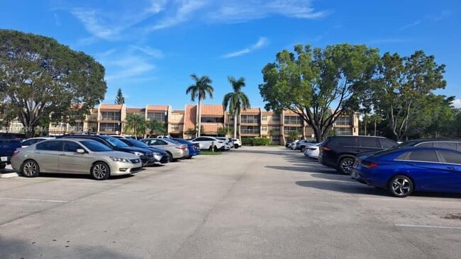 240 Lakeview Dr in Weston, FL - Building Photo - Building Photo