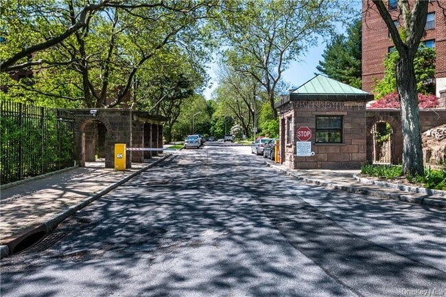 161 Pearsall Dr in Mount Vernon, NY - Building Photo - Building Photo