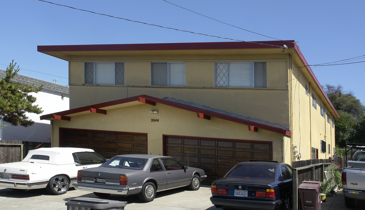 2044 Damuth St in Oakland, CA - Building Photo