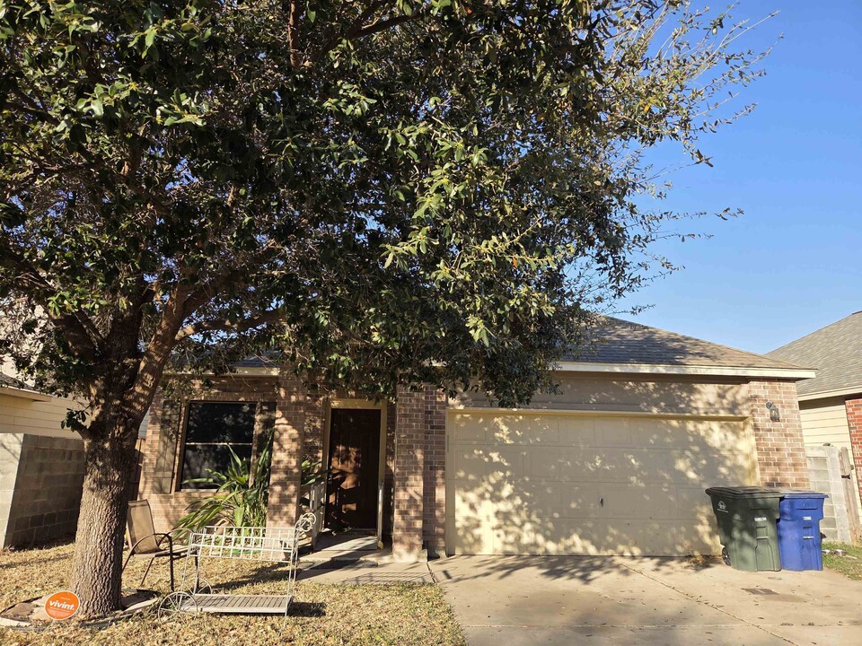 11108 Capistran Loop in Laredo, TX - Foto de edificio