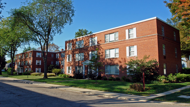 Georgian Court Apartments in Barrington, IL - Building Photo - Building Photo