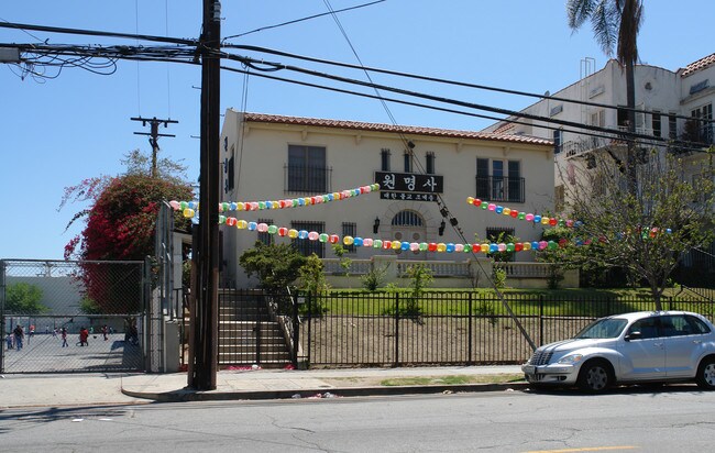 3386 San Marino St in Los Angeles, CA - Foto de edificio - Building Photo