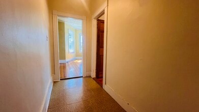 61 Almy St, Unit 2 in Newport, RI - Foto de edificio - Building Photo