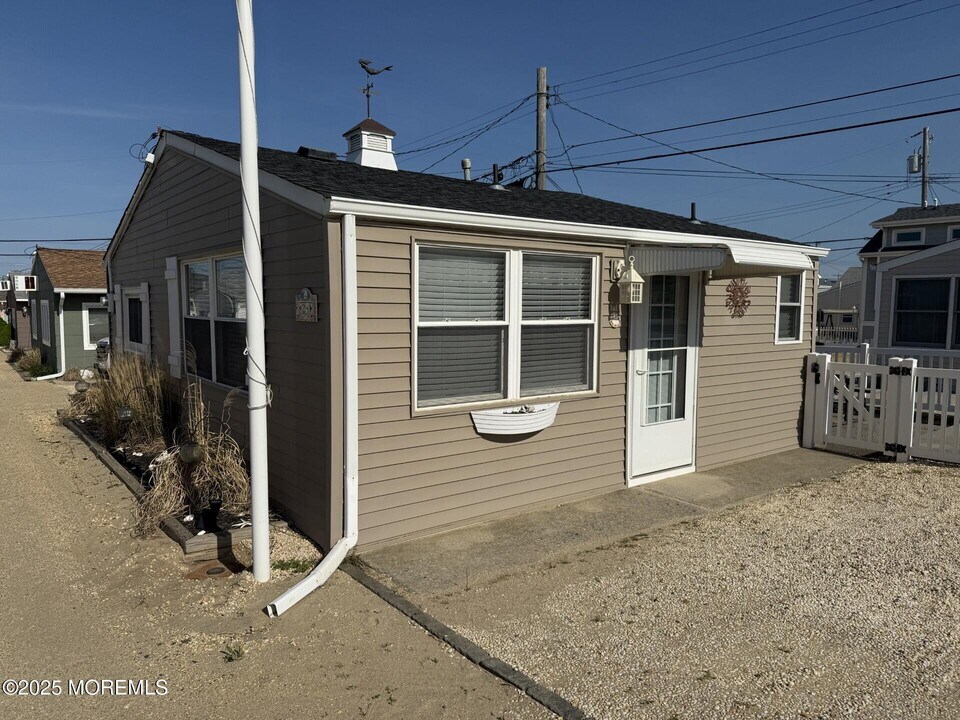 24 E Amber Jack Way in Lavallette, NJ - Building Photo