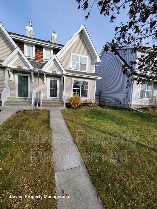 5061 Stanton Dr SW in Edmonton, AB - Building Photo