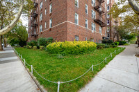 9707 67th Ave in Flushing, NY - Foto de edificio - Building Photo