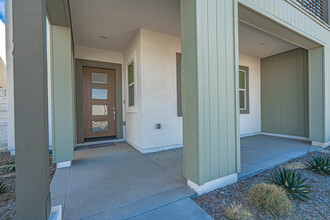 27081 Amber Sky Wy in Valencia, CA - Foto de edificio - Building Photo