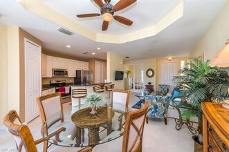 1405 Sweetwater Cove-Unit -203 in Naples, FL - Foto de edificio - Building Photo