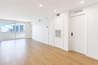 1331 Lincoln Rd in Miami Beach, FL - Building Photo - Building Photo