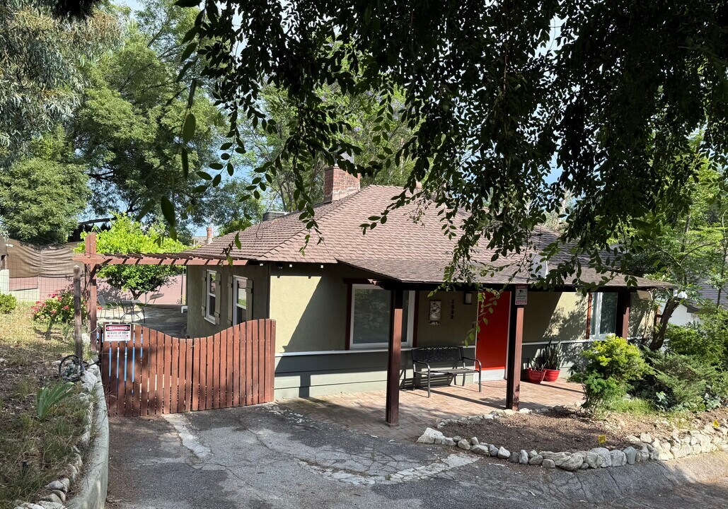 1622 Foothill Blvd in La Canada Flintridge, CA - Building Photo