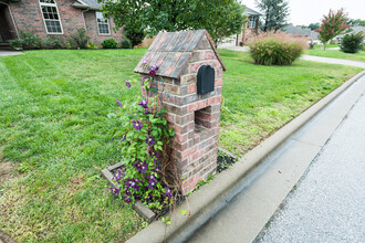 740 N Taylor Way in Nixa, MO - Foto de edificio - Building Photo