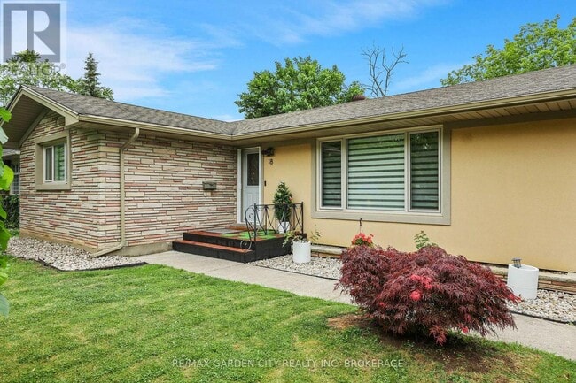 18 Wakil Dr in St Catharines, ON - Building Photo - Building Photo