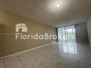 212 Lake Pointe Dr in Oakland Park, FL - Building Photo - Building Photo